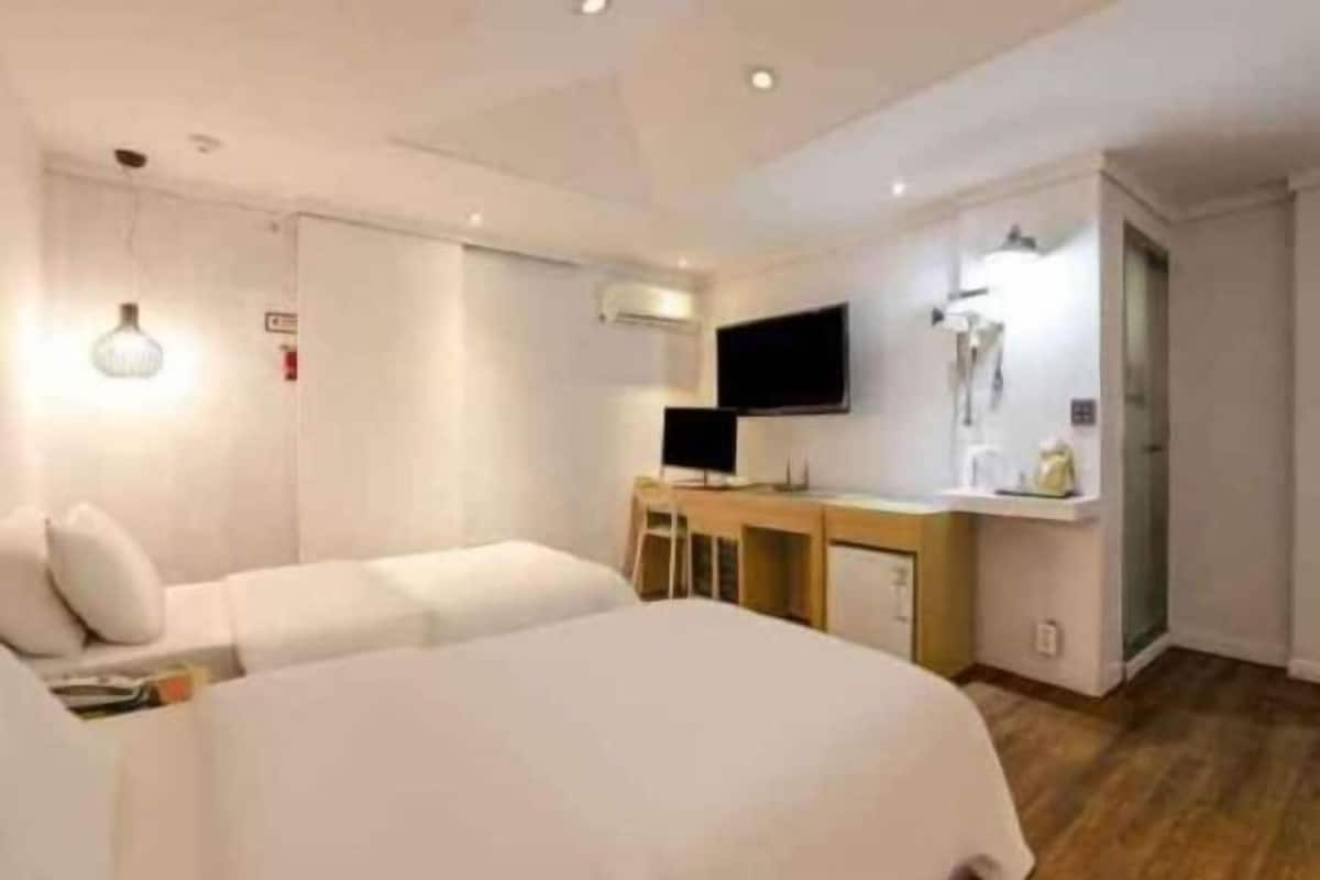 Ropa de cama de alta calidad, escritorio, wifi gratis y ropa de cama