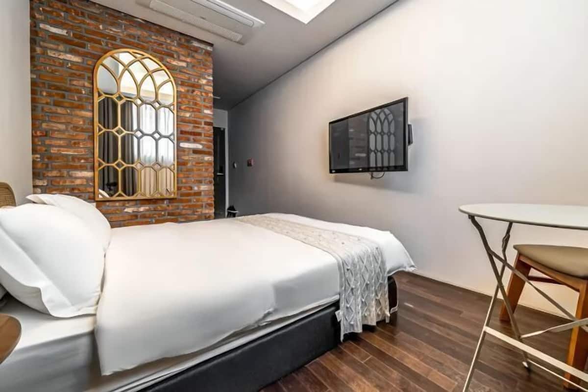 Ropa de cama de alta calidad, escritorio, wifi gratis y ropa de cama