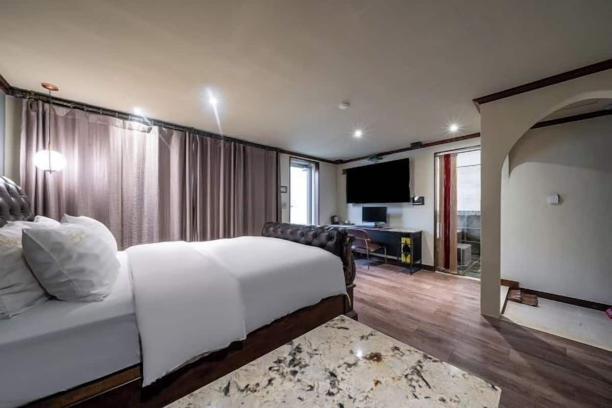 Ropa de cama de alta calidad, escritorio, wifi gratis y ropa de cama
