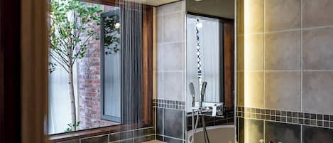 Annex A Building - Balcony Suite | Badezimmer | Handtücher