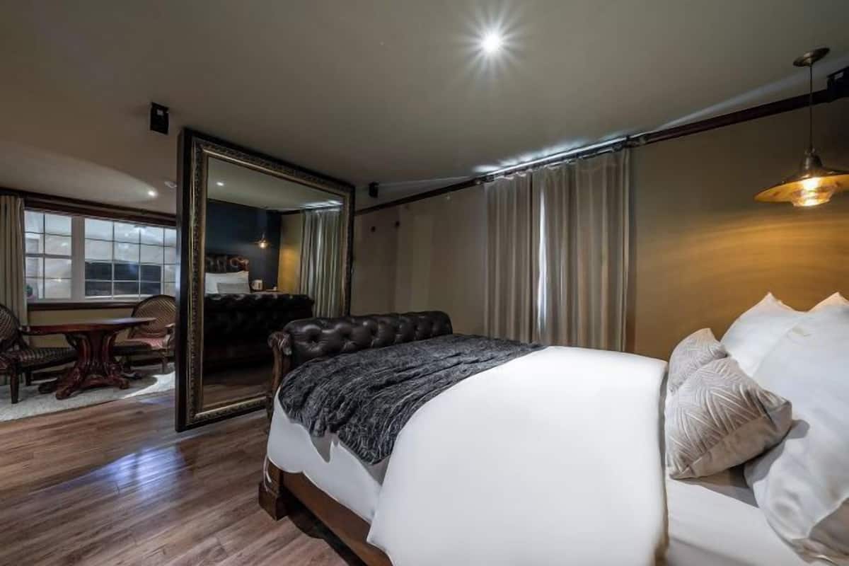 Ropa de cama de alta calidad, escritorio, wifi gratis y ropa de cama