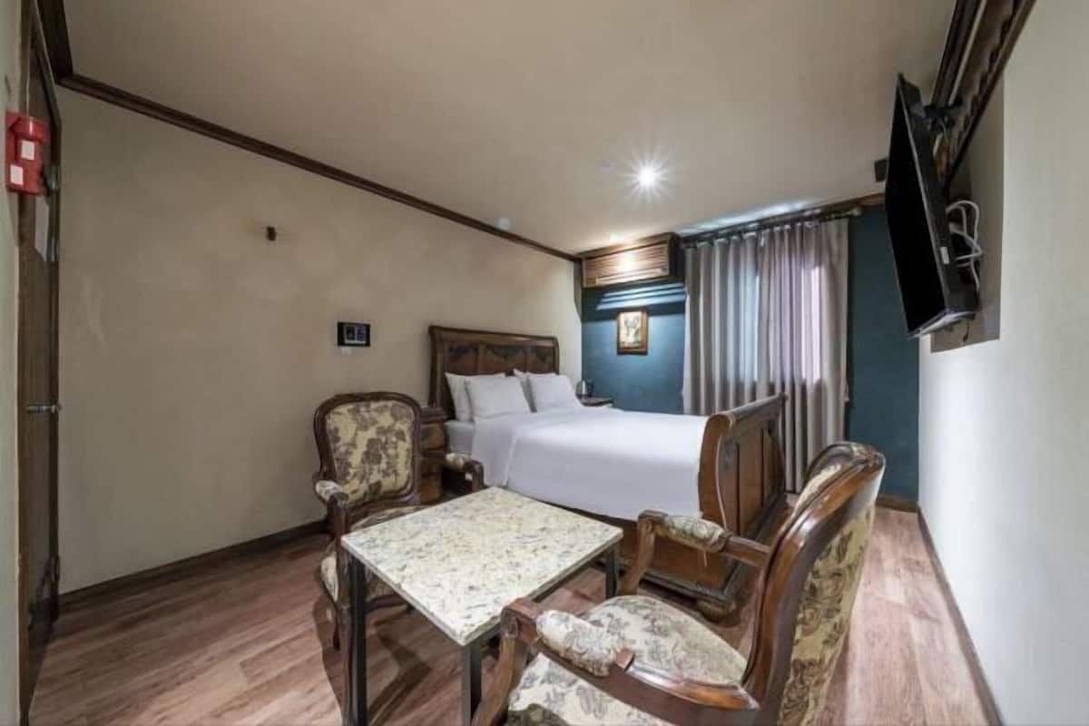 Ropa de cama de alta calidad, escritorio, wifi gratis y ropa de cama