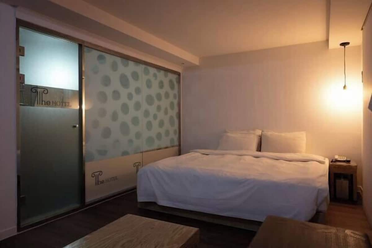 Ropa de cama de alta calidad, escritorio, wifi gratis y ropa de cama
