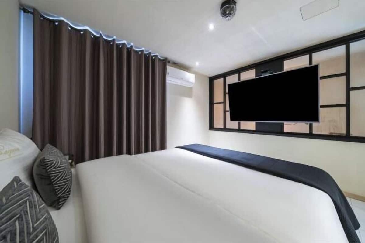 Ropa de cama de alta calidad, escritorio, wifi gratis y ropa de cama