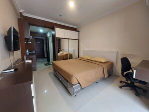 Escritorio, wifi gratis y ropa de cama