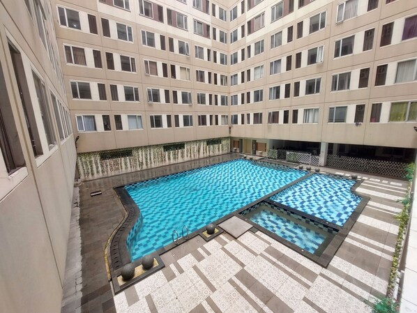 2 albercas al aire libre