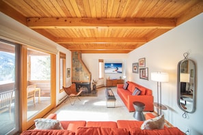 Design Townhome, 3 Bedrooms, Pool Access, Mountain View (Tennis Townhomes 1309) | Living area | 42-inch Smart TV with cable channels, TV, fireplace - Tennis Townhomes 1309 (Keystone)
