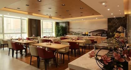 Jinjiang Inn Select Hotel (Heze Train Station)