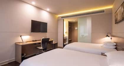 Jinjiang Inn Select Hotel (Heze Train Station)