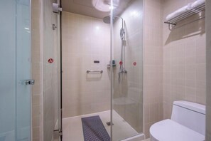 A modern bathroom with a glass-enclosed shower, a white toilet, and a towel rack. - Jinjiang Inn Select Hotel (Heze Train Station) (Heze)