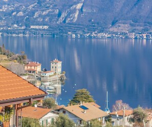 Vista de un lago con edificios y barcos.