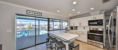 Casa, varias camas, acceso a la alberca, vista al jardín (Waterfront Pool House) | Cocina privada | Refrigerador, microondas, horno y parrilla de estufa