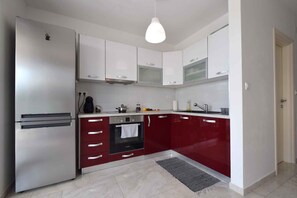 冷蔵庫、オーブン、コンロ、食器洗い機