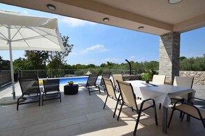 Outdoor dining - Holiday home with a pool and three bedrooms (Barušići)