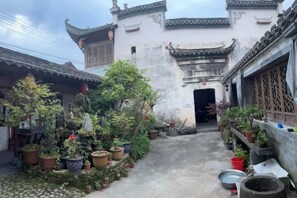 Unclassified image, 2 of 105, button - Bishan Zhoujiayuan Farmhouse (Yi County)