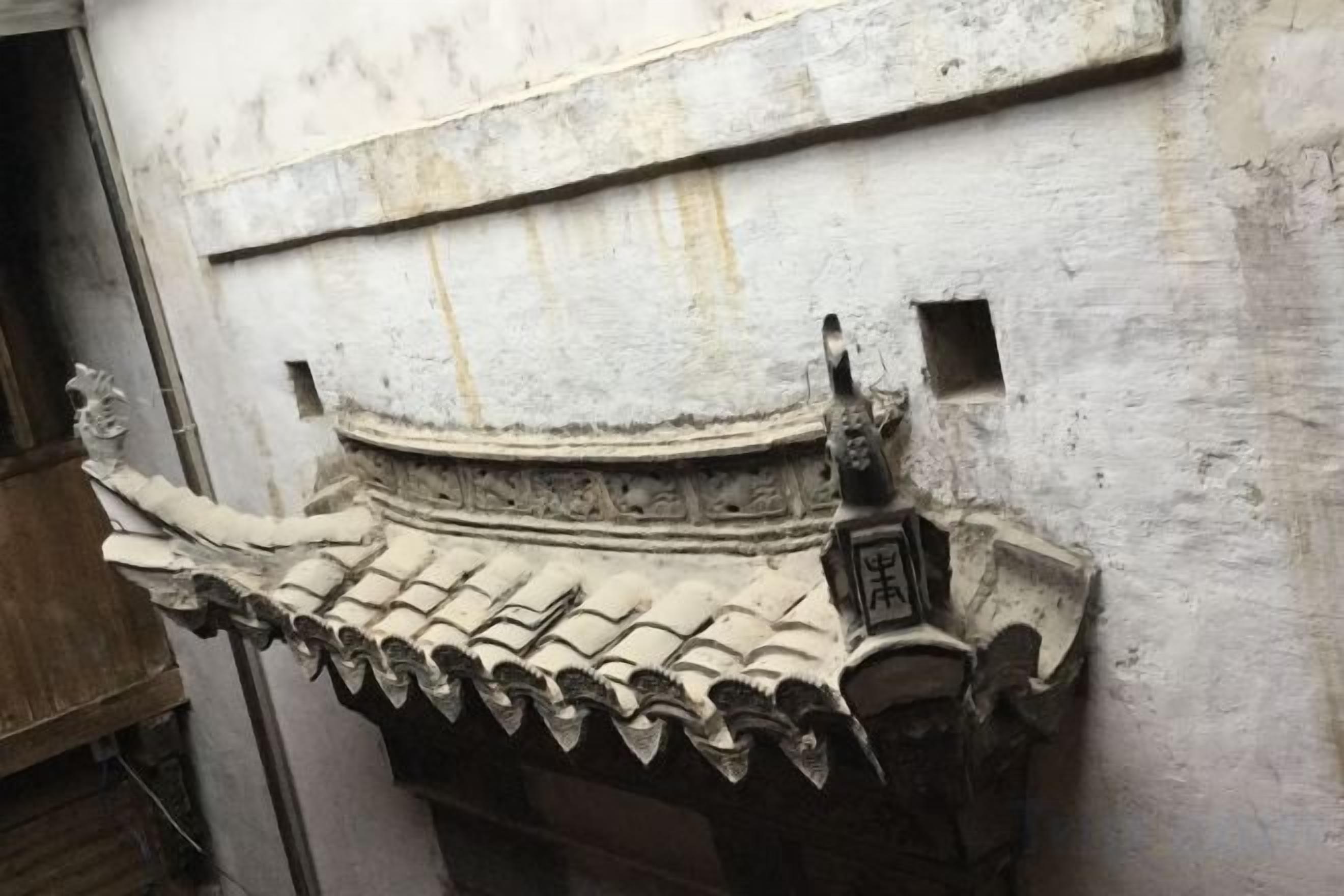 Un detalle arquitectónico tradicional con tejado curvo y elementos decorativos.