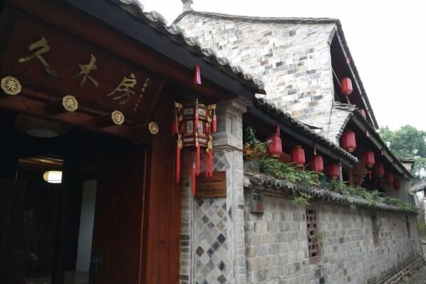 A traditional building with a tiled roof and red lanterns. - Ninghai Jiumufang (Ninghai)