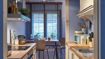 Kühlschrank, Mikrowelle, Ofen, Herdplatte