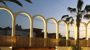 Piscine extérieure, chaises longues