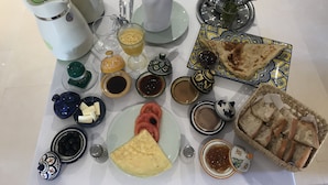 Petit déjeuner complet servi tous les jours en supplément