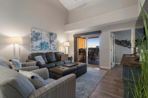 Condo, varias camas, balcón (Ozark Views at Majestic) | Área de sala de estar | Televisión de pantalla plana de 42 pulgadas con canales digitales