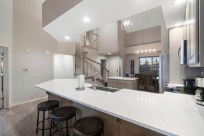 公寓客房, 多張床, 陽台 (Ozark Views at Majestic) | 私人廚房 | 咖啡�機/沖茶器