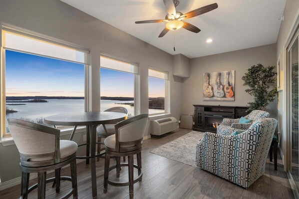 公寓客房, 多張床, 陽台 (Ozark Views at Majestic) | 用餐區