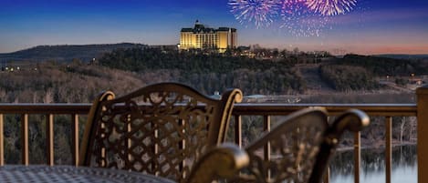 Condo, varias camas, balcón (Ozark Views at Majestic) | Restaurante al aire libre