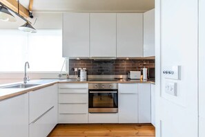 High chair, dining tables - Luxury two bedroom house near centre of Bath (Bath)