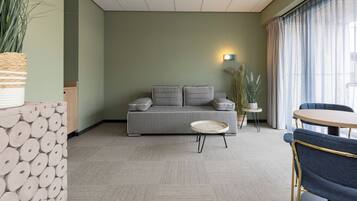 Familie suite, balkon | Een strijkplank/strijkijzer, gratis wifi, beddengoed