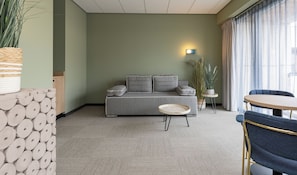 Suite familiar, balcón | Tabla de planchar con plancha, wifi gratis y ropa de cama 