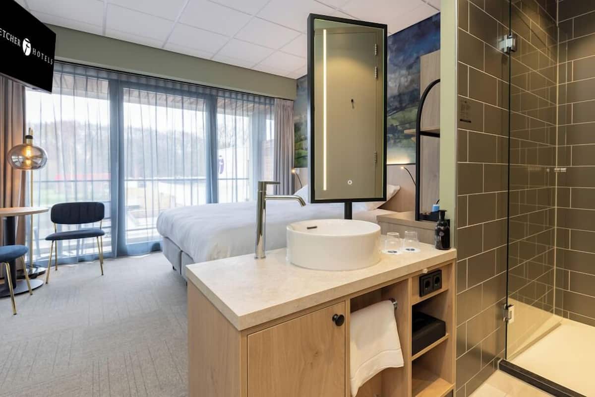 Iron/ironing board, WiFi (free), bed sheets