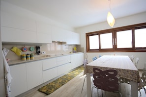 Kylskåp, mikrovågsugn, ugn och diskmaskin