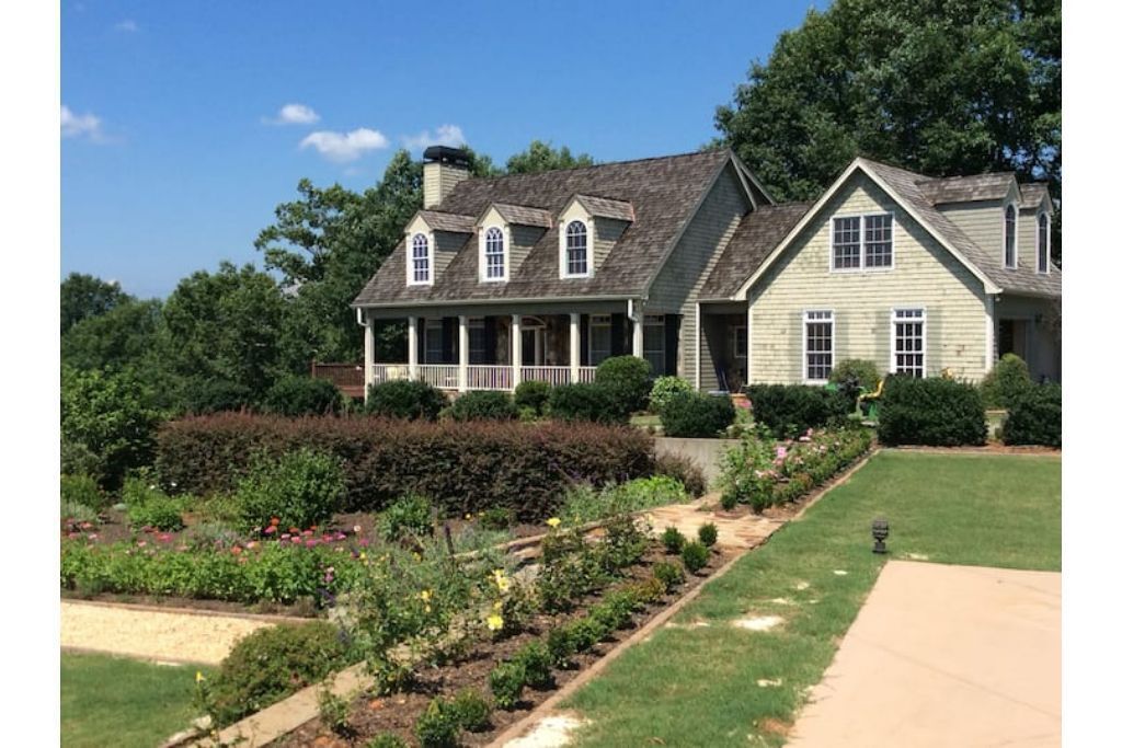 25 acre home, farm animals & large running creek. 8 mls from downtown Dahlonega 