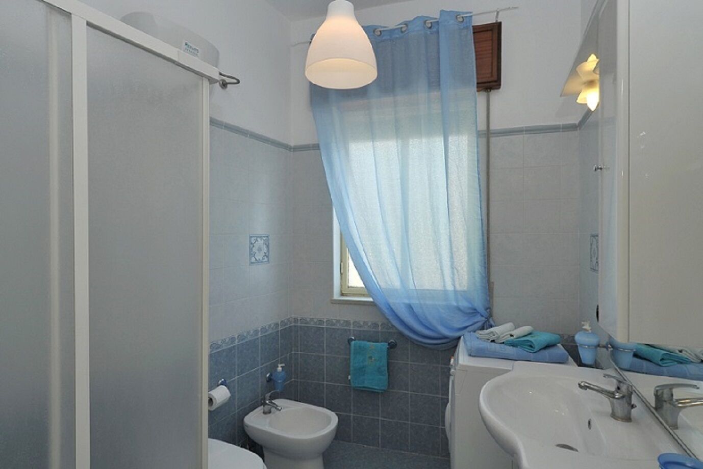 Regadera, secadora de cabello, bidet, toallas 