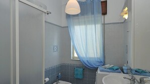 تجهيزات دش، مجففات شعر، مراحيض شطف، مناشف