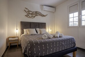 2 bedrooms, desk, iron/ironing board, travel crib