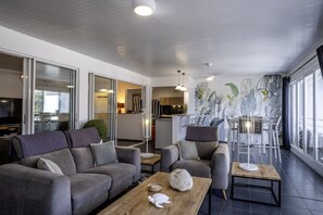 Smart TV, books, computer monitors - Beachfront & Town Center • 2 Bedrooms • 2 Ensuite Baths (Le Diamant)