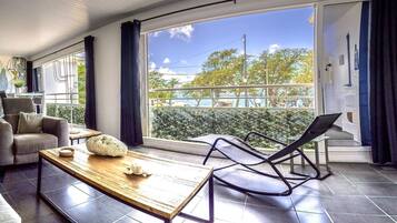 Una Smart TV, libros, una pantalla de ordenador