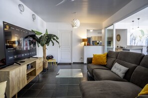 Smart TV, books, computer monitors - Beachfront & Town Center • 2 Bedrooms • 2 Ensuite Baths (Le Diamant)