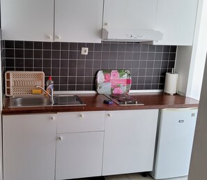 apartman | Privát konyha | Hűtőszekrény, sütő, főzőlap és elektromos vízforraló