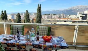 Apartment | Outdoor dining