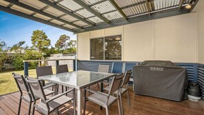 Outdoor dining - Ventnor Getaway in Ventnor (Ventnor)