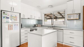 Fridge, microwave, oven, stovetop - Ventnor Getaway in Ventnor (Ventnor)