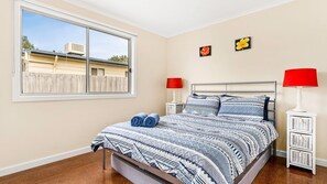 4 bedrooms, iron/ironing board, travel cot, Internet - Ventnor Getaway in Ventnor (Ventnor)