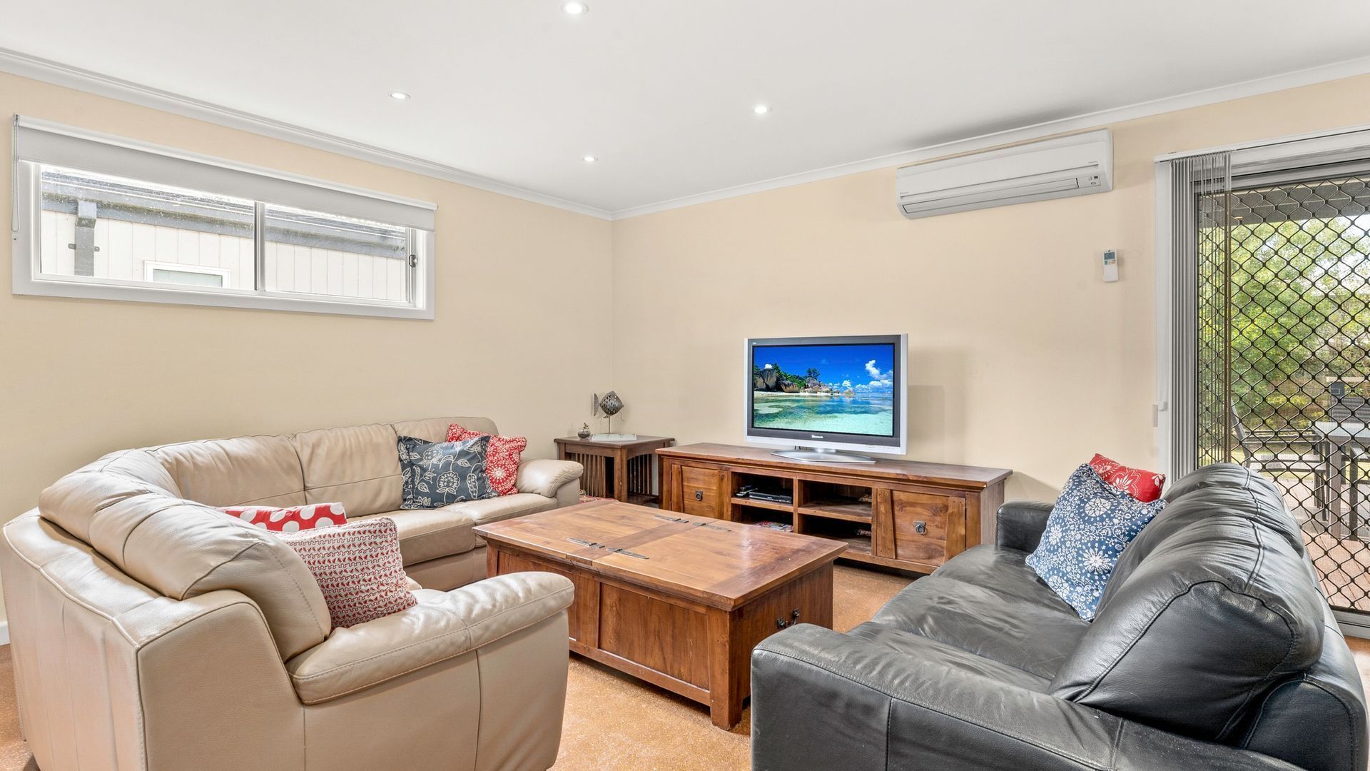 Télévision, table de tennis de table, livres