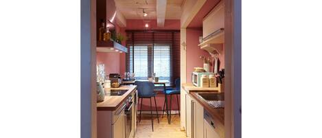 Kjøleskap, mikrobølgeovn, ovn og kokeplater