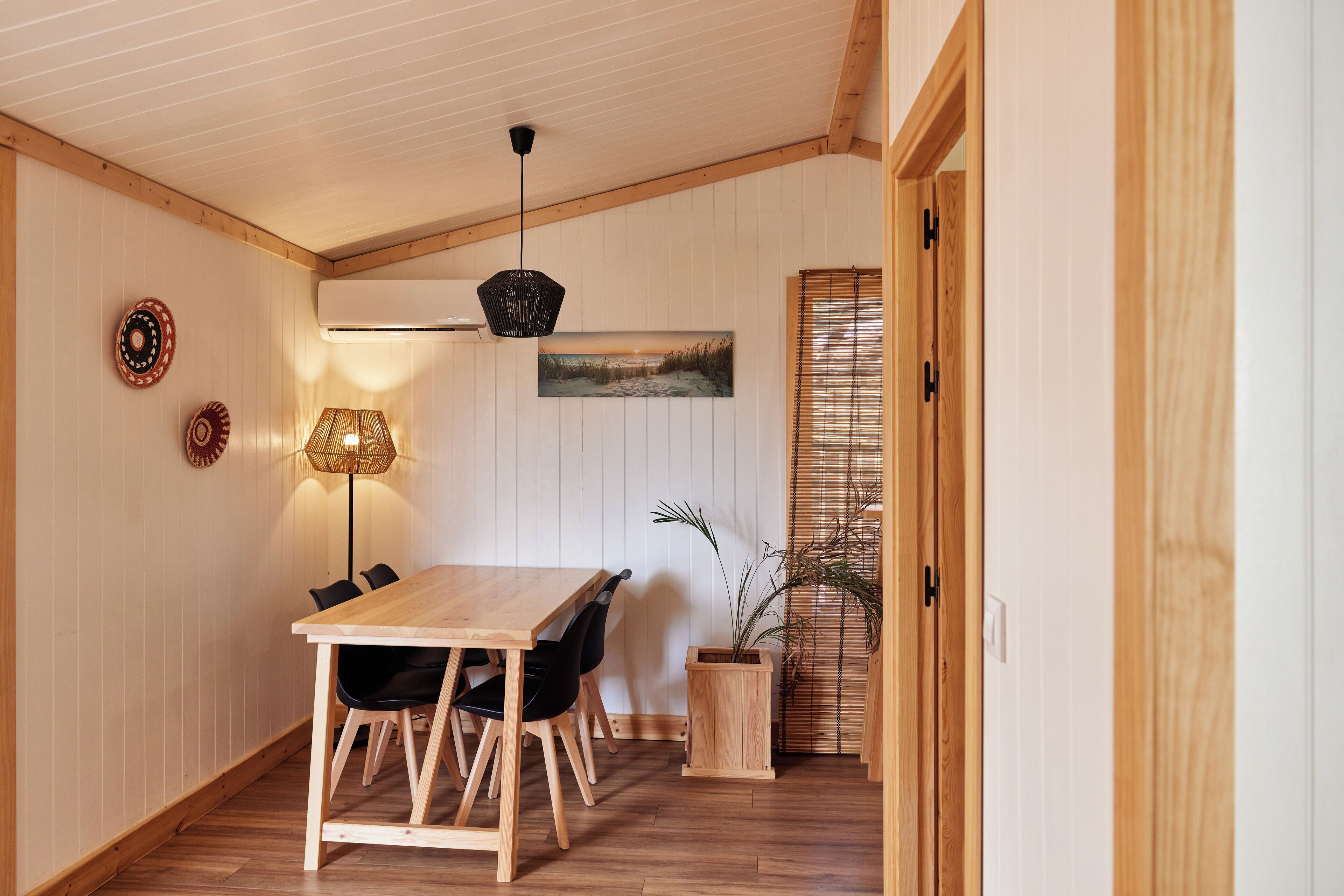 Deluxe Bungalow | Dining room