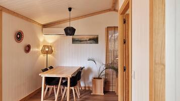 Deluxe Bungalow | Dining room