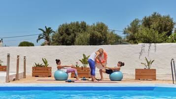 Een seizoensgebonden buitenzwembad, parasols voor strand/zwembad